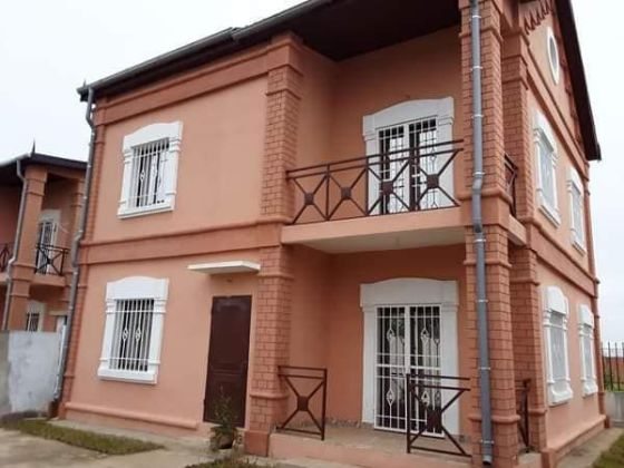 Alquilo una villa de dos pisos