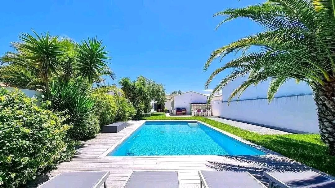 A luxury villa with swimming pool for rent at the rotonde s , House for