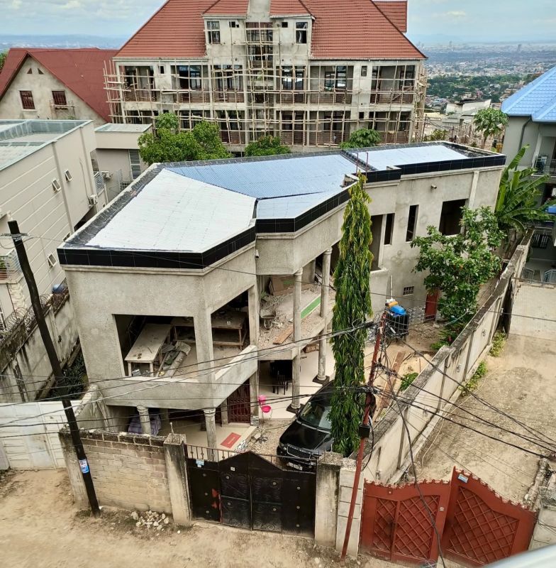 Sale trapezoidal plot with a 5bedroom r+1 building in kinshasa