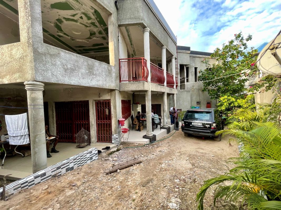 Sale trapezoidal plot with a 5bedroom r+1 building in kinshasa