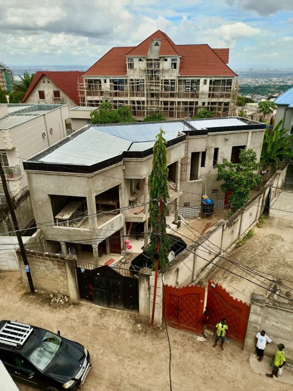 Sale trapezoidal plot with a 5bedroom r+1 building in kinshasa