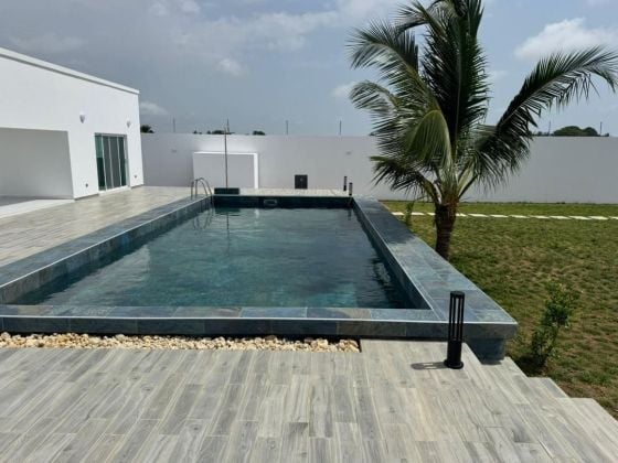 In affitto sul bordo della laguna a Bassam villa 5 locali + piscina 