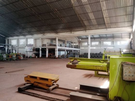 3 lots COLLÉS en vente au bord du goudron ...