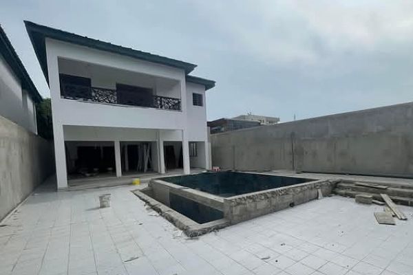 À vendre nouvelle villa 5 pièces + piscine à Grand ...