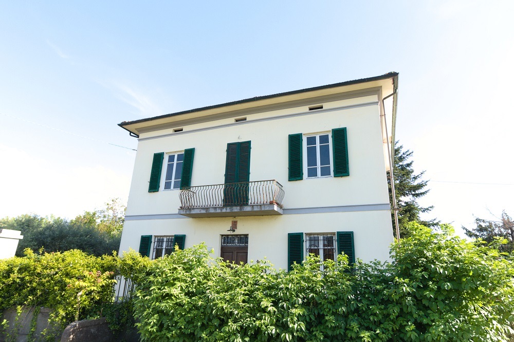 Villa with swimming pool and outbuilding very close to Lucca