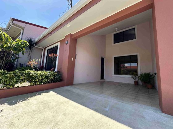 Amplia Casa de Dos Pisos en Venta en Exclusivo Condominio Vigilado 24/7 - ...