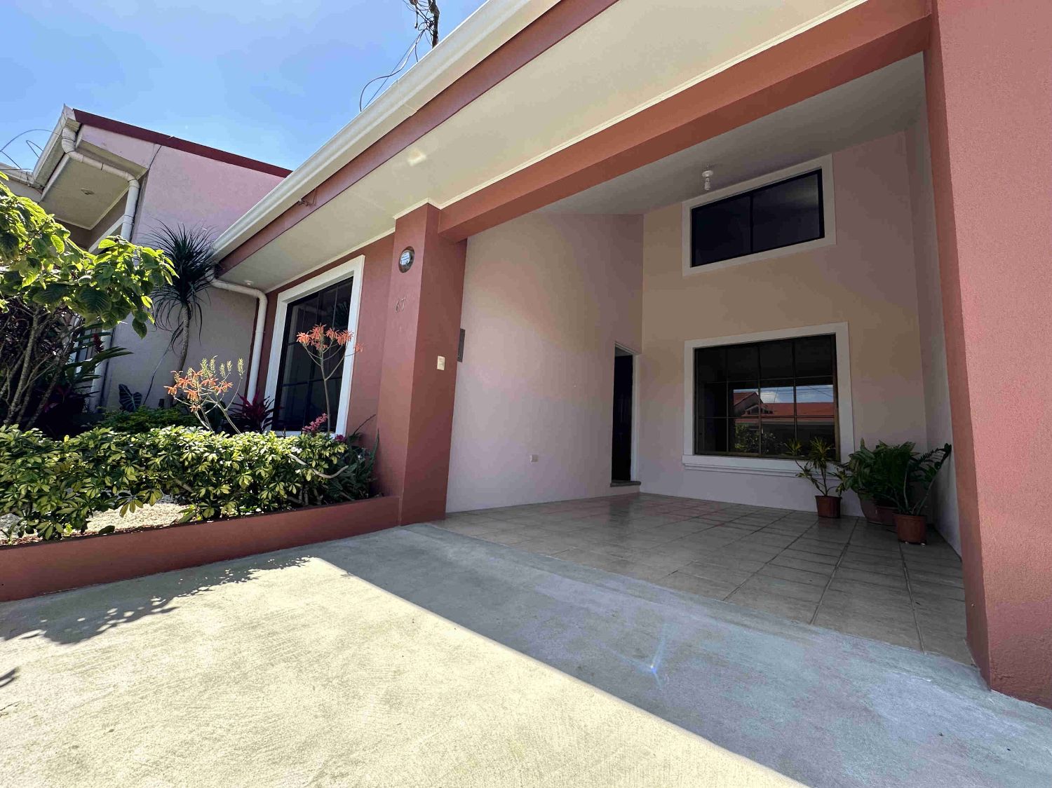 Amplia Casa de Dos Pisos en Venta en Exclusivo Condominio Vigilado 24/7 - Heredia, Costa Rica