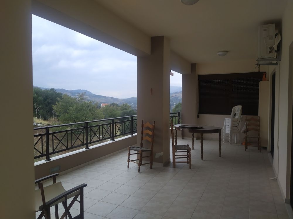 Edificio de 3 niveles en una parcela espaciosa: oportunidad de inversión única en Creta