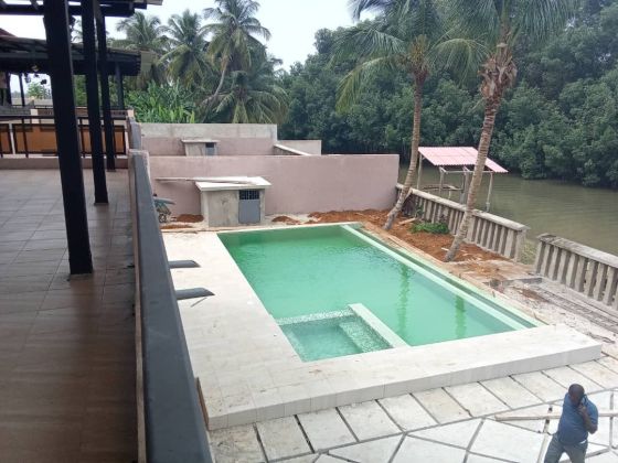 À vendre en bordure de lagune 2 villas jumellées Assinie ...