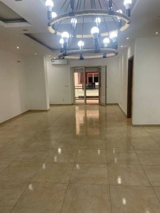 In vendita appartamento di 4 locali nella modesta Bassam Cité ...