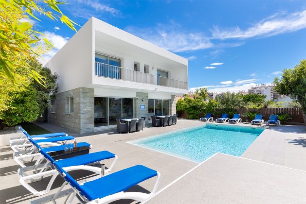 263 sqm villa w heated pool near center & beaches