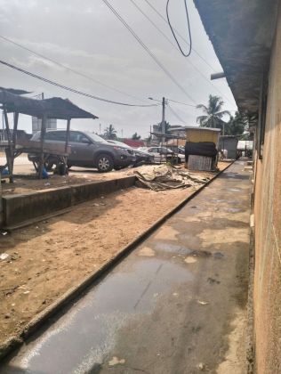 YOPOUGON en bordure de  voie niangon vente maison 4pièces.