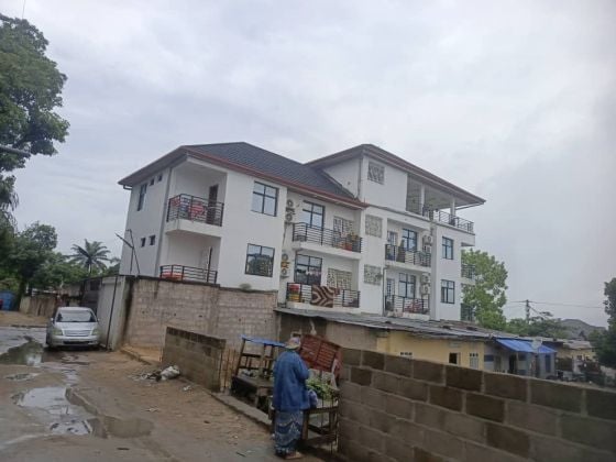 IMMEUBLE DE R+2 INCLUANT 5 APPARTEMENTS ET TERRASSE PLUS UN GRAND PARKING ...