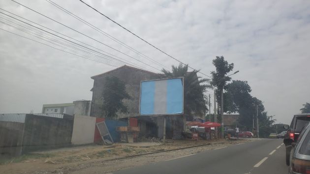 Cocody riviera2 sur la voie principale vente 1400m2 clôturé 