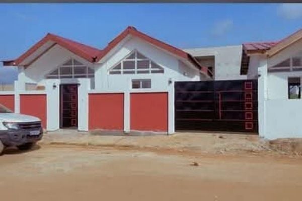 In vendita villa bassa con 3 stanze Bassam nuova autostrada 