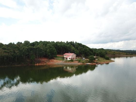 180° EN EL LAGO MANTASOA: PROPIEDAD EN VENTA EN UN SITIO EXCEPCIONAL 