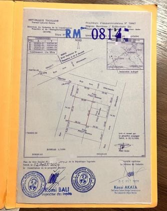 À  VENDRE :  2 lots collés à adétikopé ...