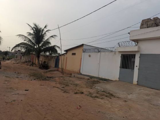 À VENDRE : UN LOT DE TERRAIN BÂTI (600m²) à ...