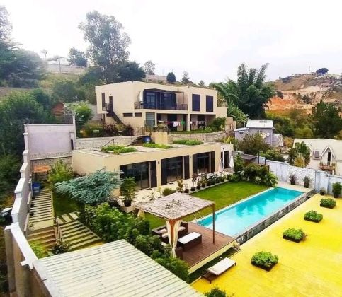 AMBATOBE VILLA T9 PISCINE JARDIN à 750 metres du Leader Price