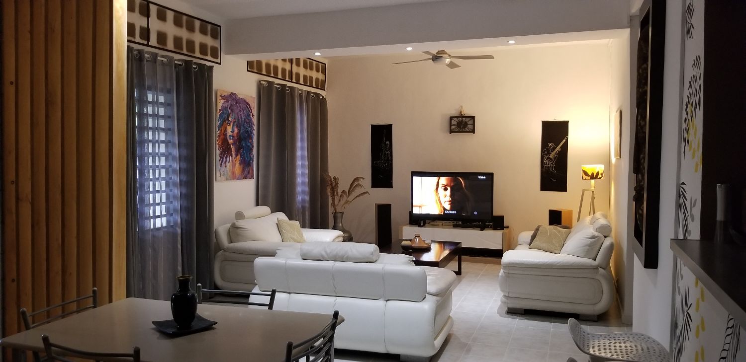 vends villa cloturée 7 pièces avec piscine sur 2600m2 de terrain à 80m de la mer