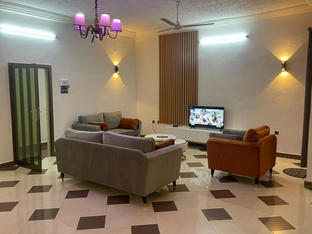 APPARTEMENT DE 03 CHAMBRES SALON SANITAIRES MEUBLÉ A LOUER A FIDJROSSÈ PLAGE 