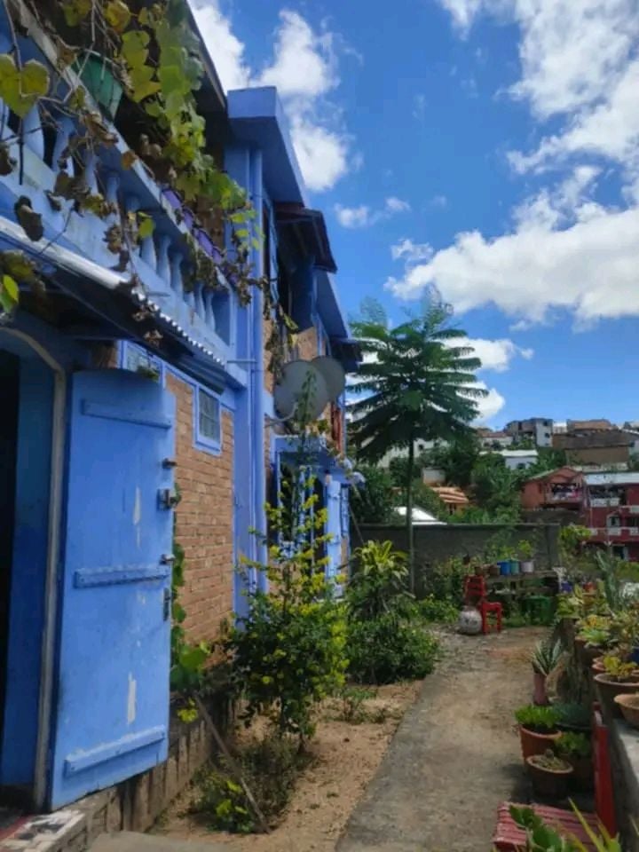 VILLA DE 1500M2 1ER PLAN AU BORD DE LA ROUTE A VENDRE 