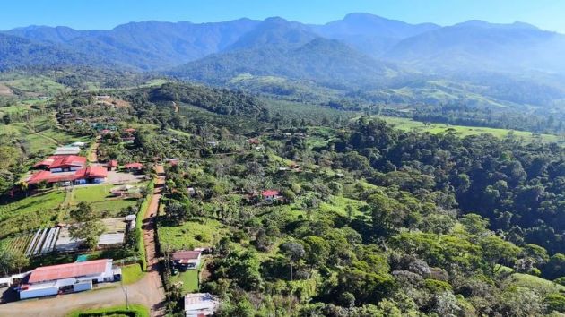 LOTE EN VENTA EN SANTA ELENA CERCA DE RISE, CON ARROYO