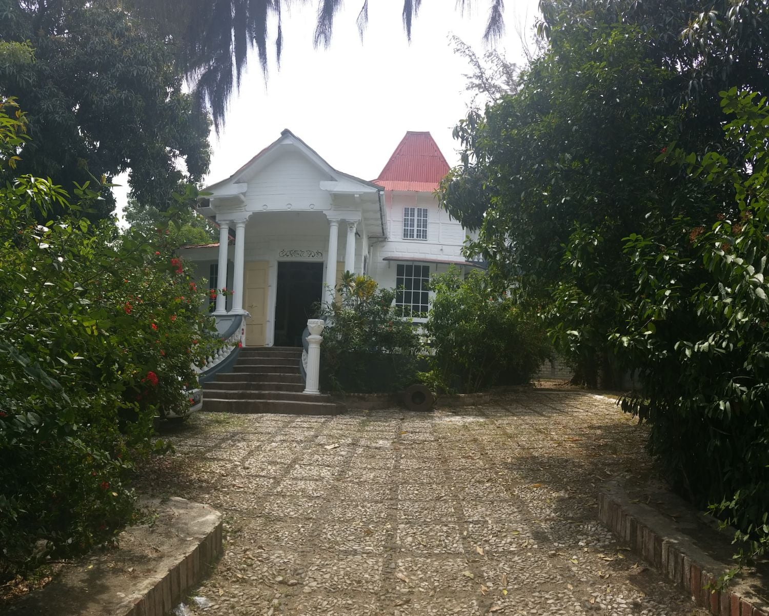 Maison dans une belle jardin a vendre ou a louer