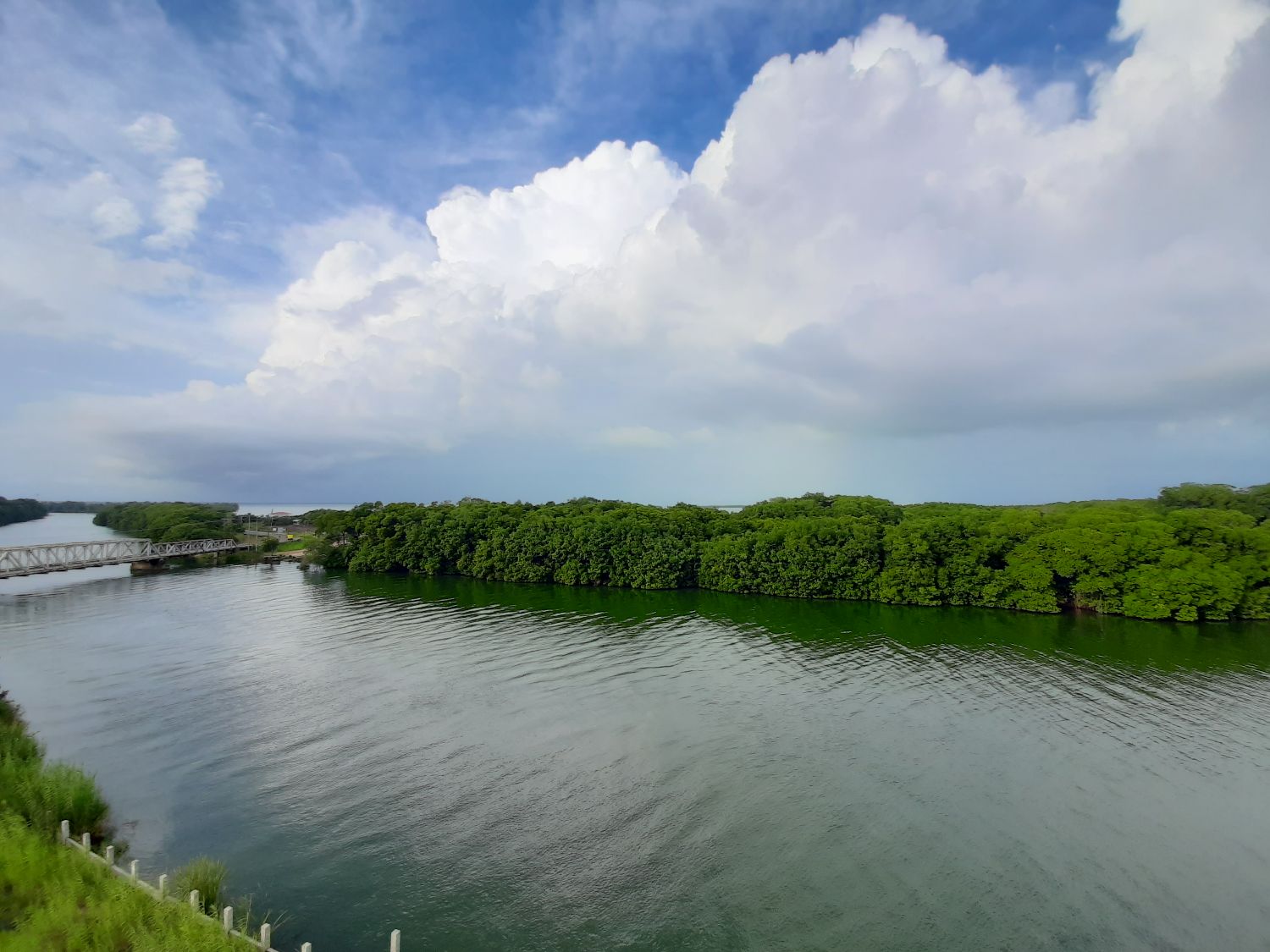 Propriété exceptionnelle en bord de rivière avec accès routier et autoroutier – Opportunité d'investissement imbattable