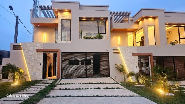 Villa de très haut standing  juste côté de la maison ...