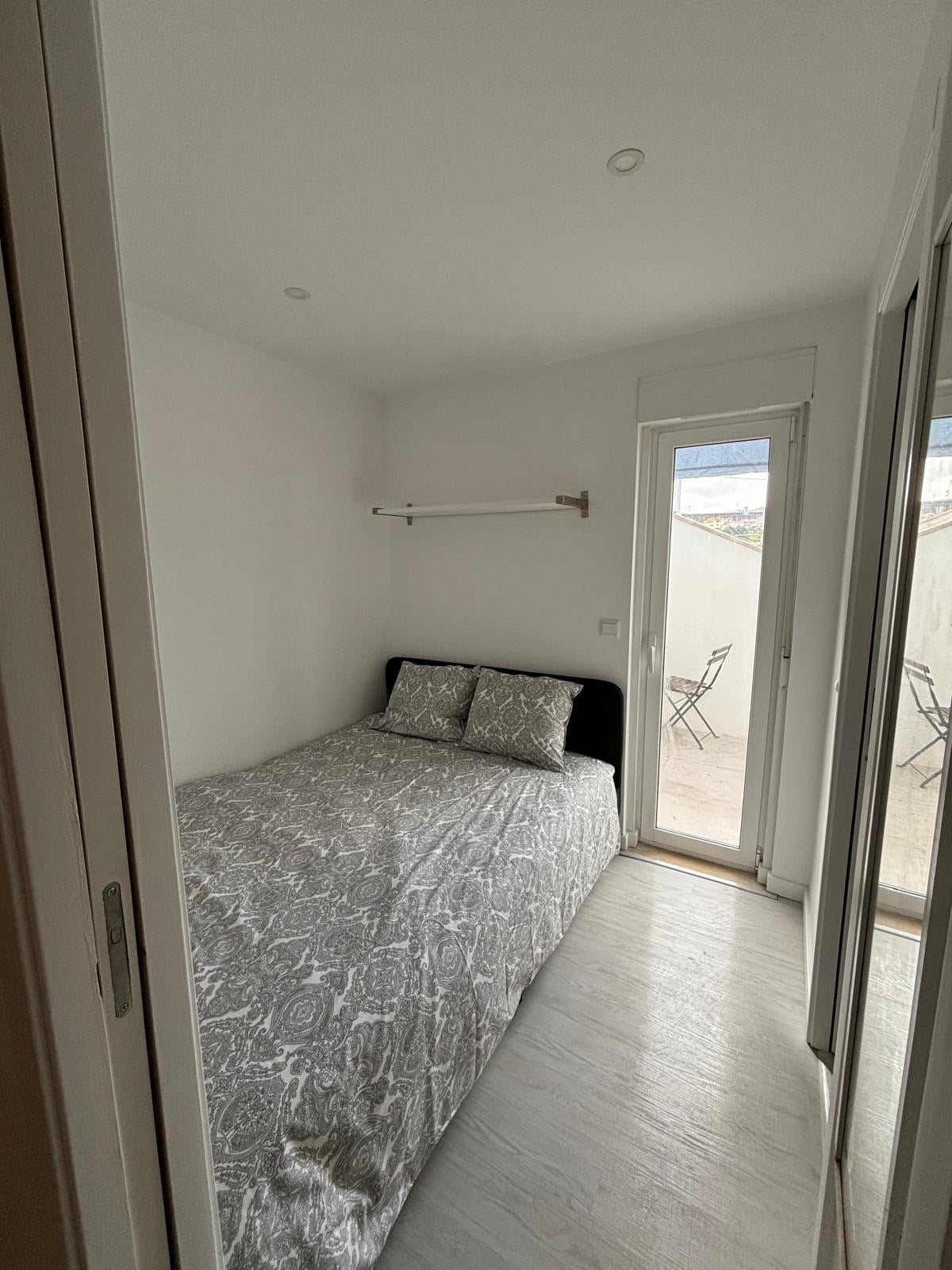 Appartement T2 rénové avec balcon, système anti-humidité et parking facile – Campolide | 980 €/mois