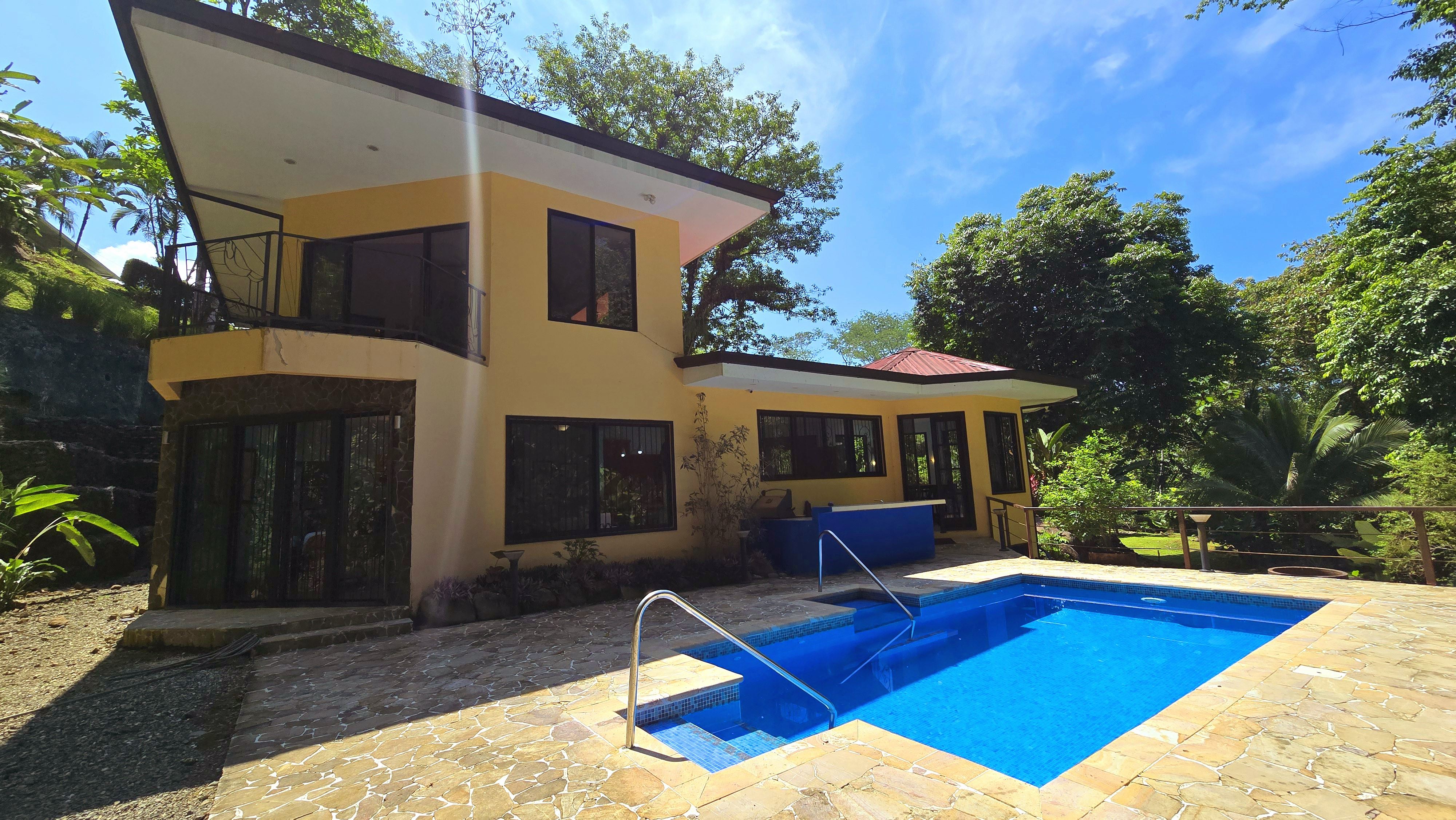 HERMOSA CASA CON CASCADA PRIVADA, UBICADA EN OJOCHAL, COSTA RICA