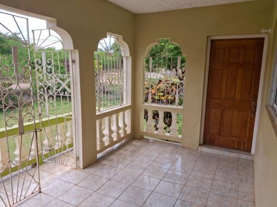 Maison généreuse de 6 chambres avec potentiel ...