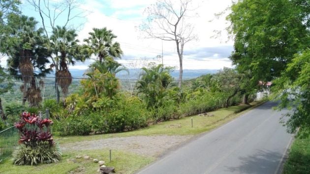 Propiedad con vista, fácil acceso y todos los servicios.