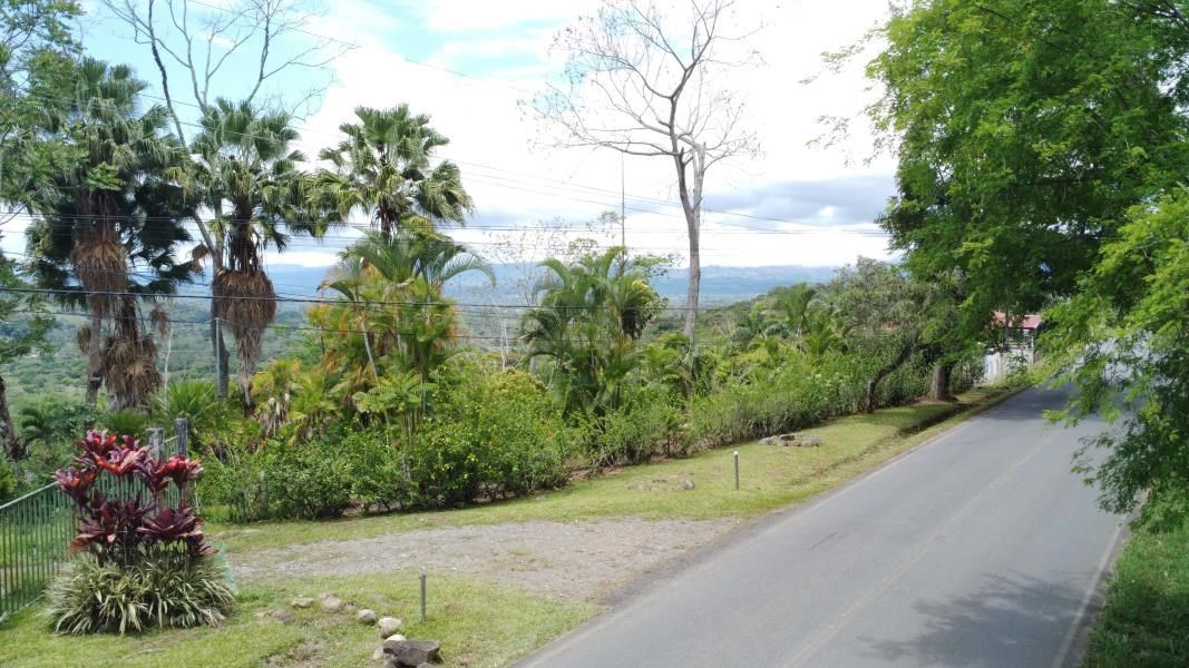 Propiedad con vista, fácil acceso y todos los servicios.