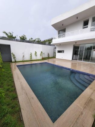 Riviera Beach, splendida villa di 6 locali disponibile da subito 