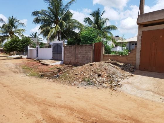 À VENDRE: 1/2  Lot clôturé  (300 m²) à ...