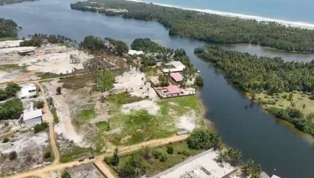 Vendesi terreno 2258 M2 sul bordo della laguna ad Assinie Mafia 