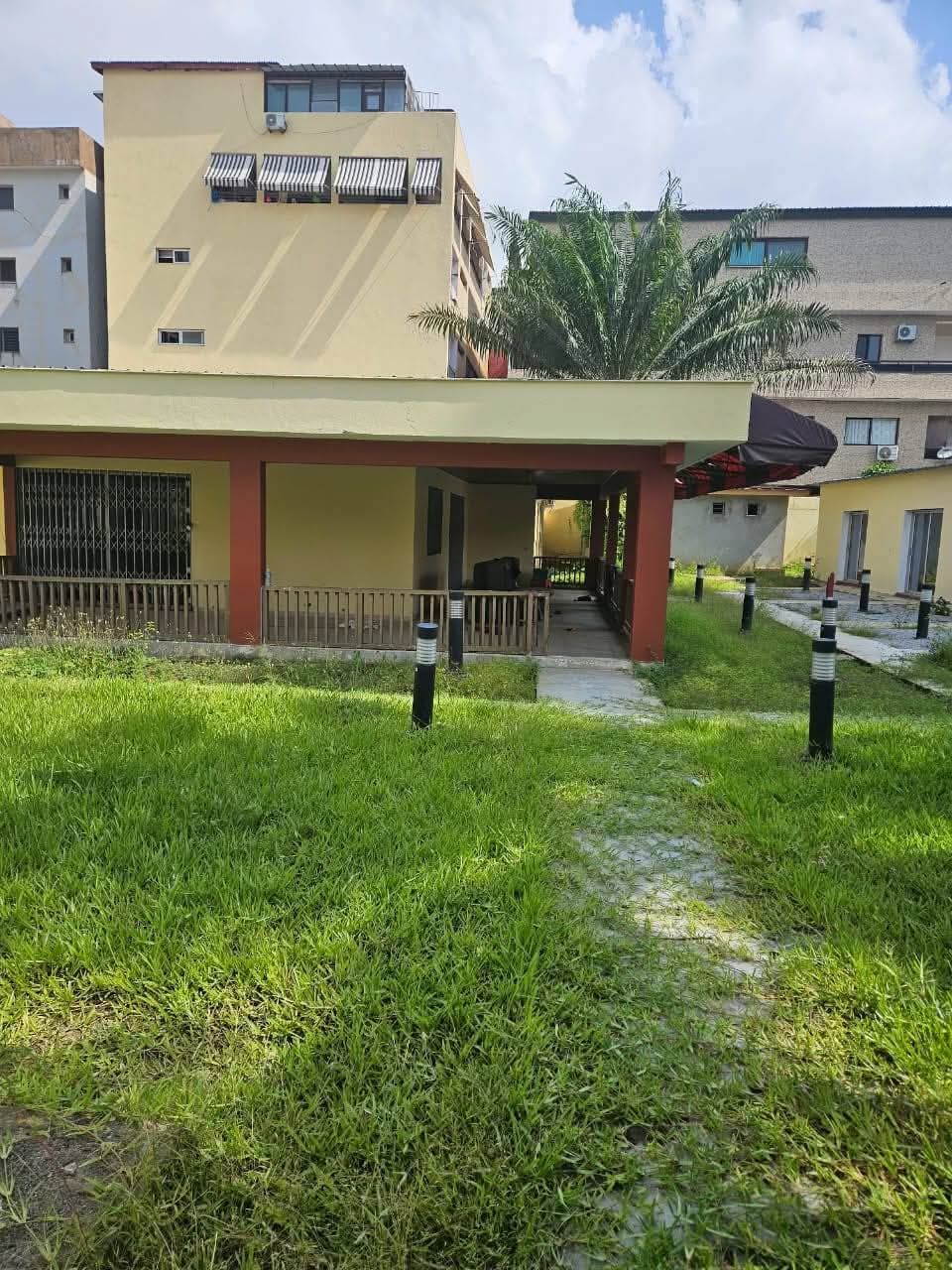 Vente d'une villa basse 6pièces avec piscine et jardin à Marcory Zone 4