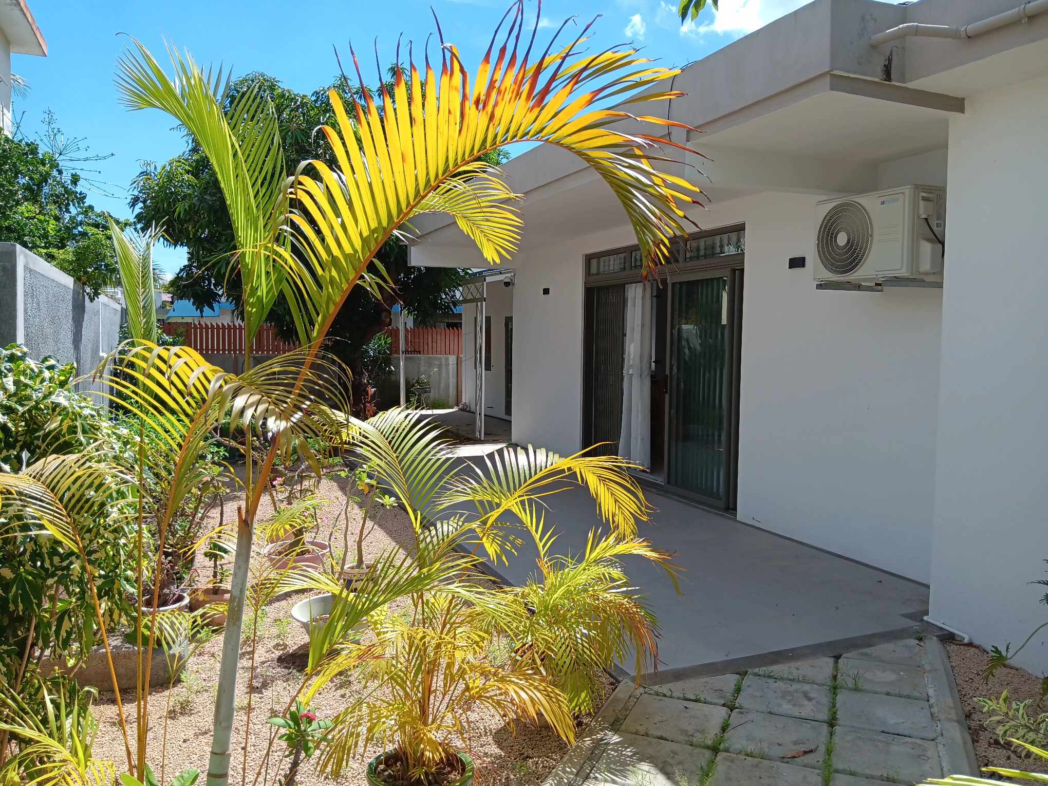 Maison et Studio a vendre a Pointe aux Sables