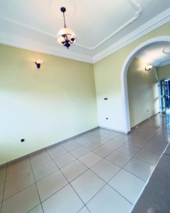 APPARTEMENT 03 CHAMBRES A LOUER À BASTOS  