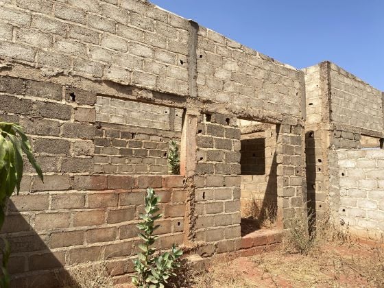  À VENDRE – 3 MINI VILLAS INACHEVÉES à NIOKO 2 !