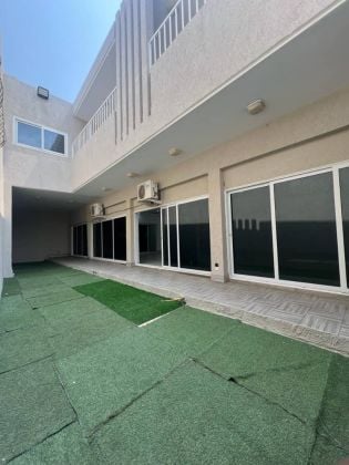 À VENDRE À BAGUIDA: Superbe Villa Haut Standing avec Piscine 