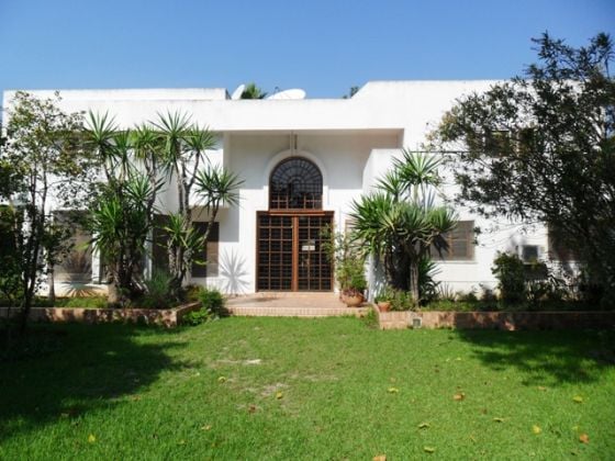 Location villa avec jardin paysagé à Souissi RABAT