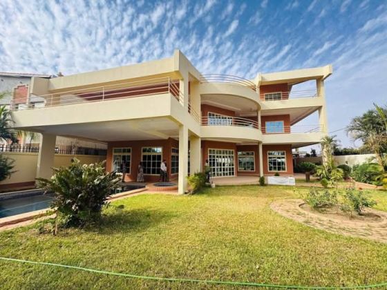 Belle villa duplex de 12 pièces + piscine Ouaga 2000 Zone B