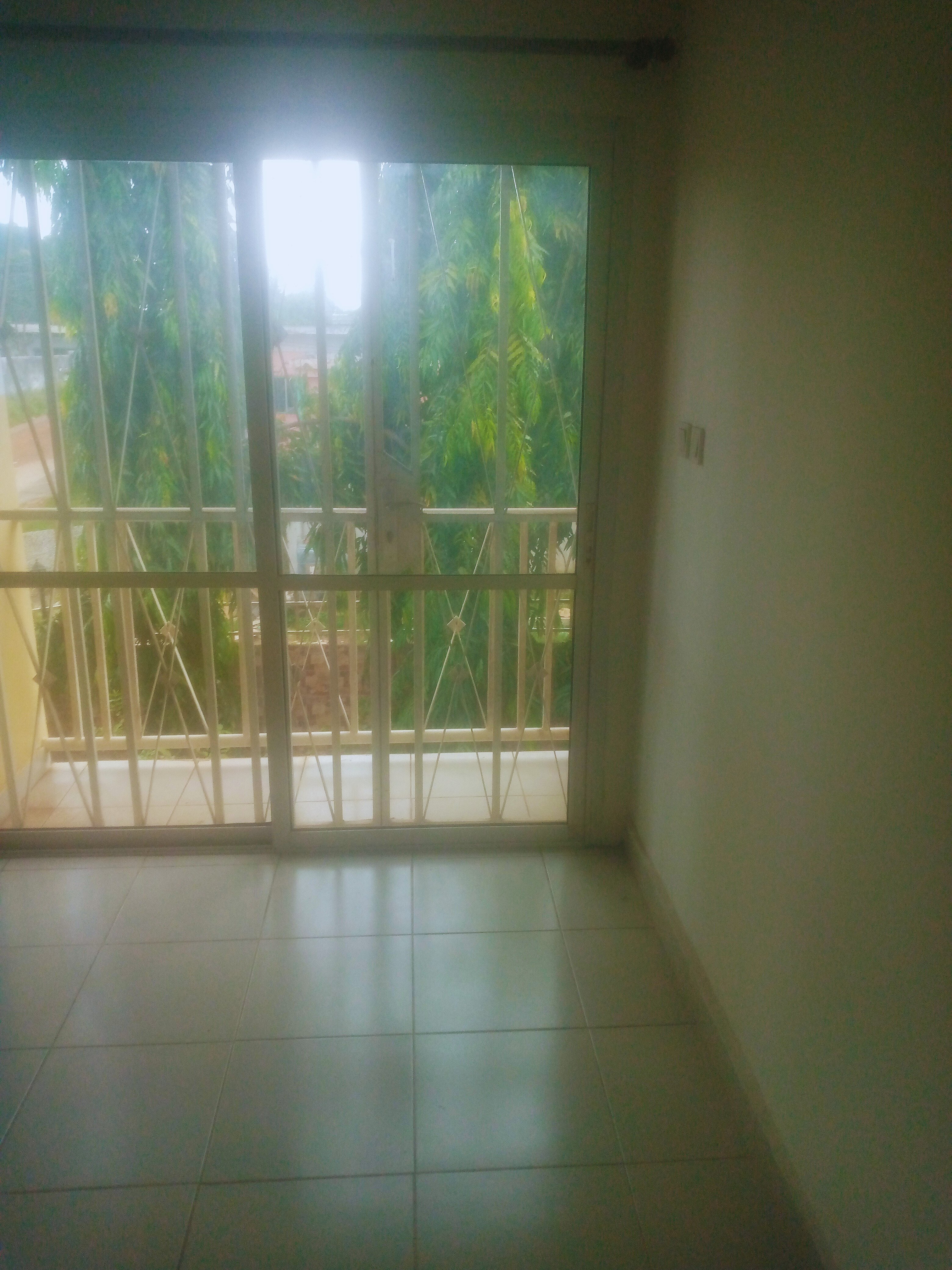 Grand appartement de trois chambre à louer 