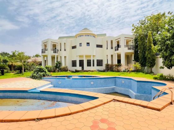 Belle villa triplex de 15 pièces + piscine Ouaga 2000 Zone A 