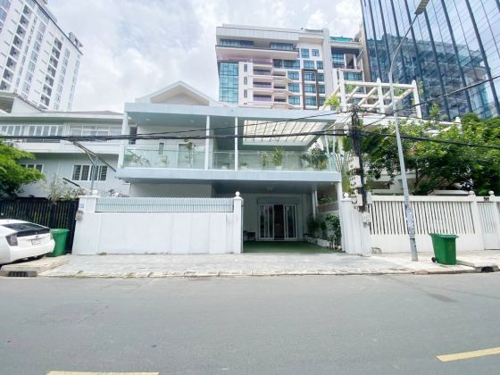 Spacious Villa for Rent in Daun Penh, near Independence Monument 