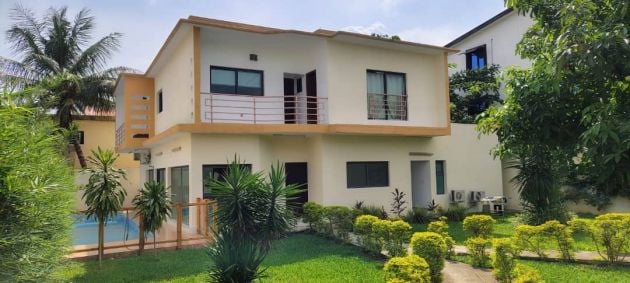 Riviera 4, villa con giardino e piscina disponibile 