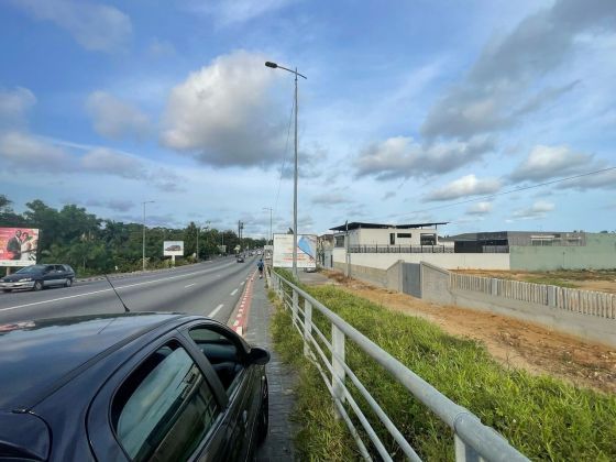 COCODY GOLF 4    près siège d'orange en bordure de voie ...